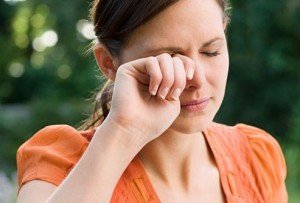il motivo per cui gli occhi bruciano con le lenti a contatto