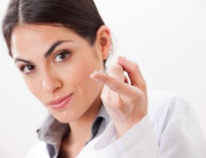 Consigli utili per chi guida con le lenti a contatto